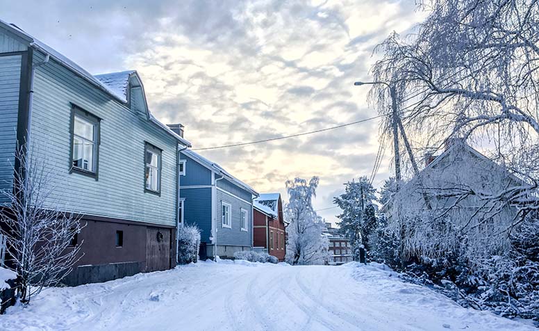 Omakotitaloja talvisessa maisemassa Tampereella
