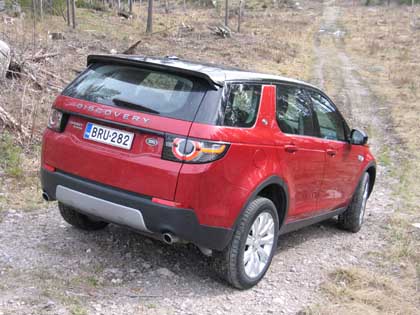 Land Rover Discovery Sport sopii maastoon.