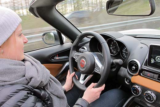 Fiat 124 Spider on hauska auto ajaa. Ohjaamon mitoitus sopii parhaiten hoikille ihmisille. 