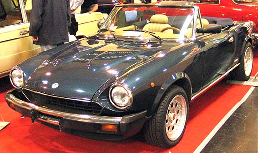 Klassista Fiat 124 Sport Spideria valmistettiin eri kehitysmuodoissaan vuosina 1966-1985 ja ulkonäkö säilyi pääosin samanlaisena viime vuosiin asti, jolloin sitä myytiin Pininfarina Spider Europana. Kuvat Techno Classicasta Essenistä vuodelta 2011.