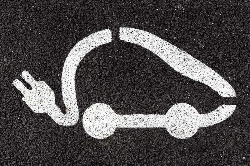 Ajoneuvoveroon tulossa kevennyksiä – reippain alennus nollapäästöisille sähköautoille
