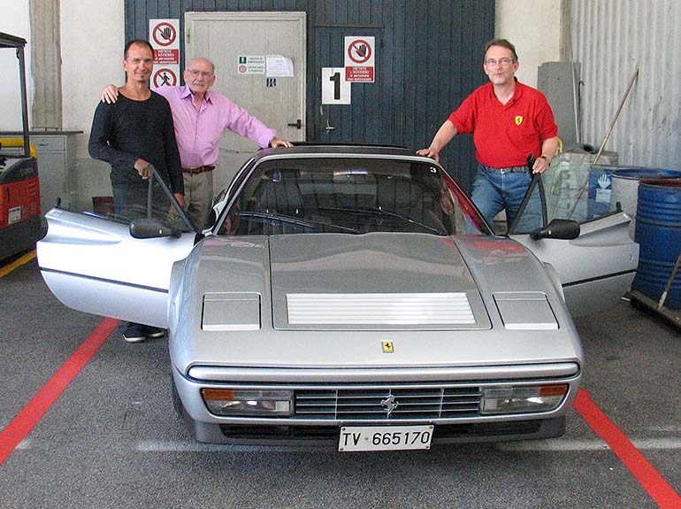 Auton tarkastanut automaalaamoyrittäjä, auton myynyt vanha herra ja uusi omistaja Vazzolan kylässä juuri ennen Ferrarin lähtöä Suomeen.