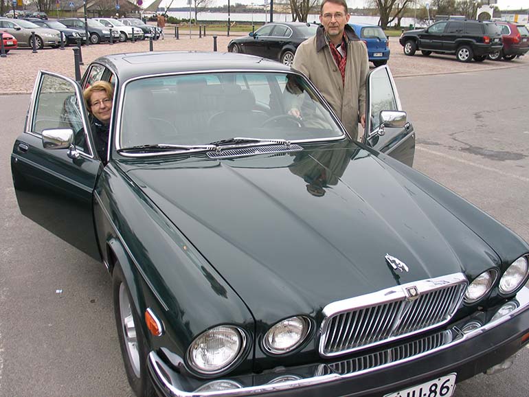 Perheen naisväki suhtautuu lempeän huvittuneesti Jaguarin hankinnan herättämään innostukseen.