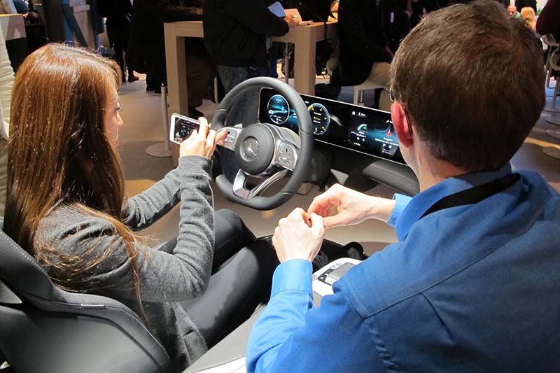 Mercedes-Benzin uusi A-sarja lanseerattiin hippihengessä