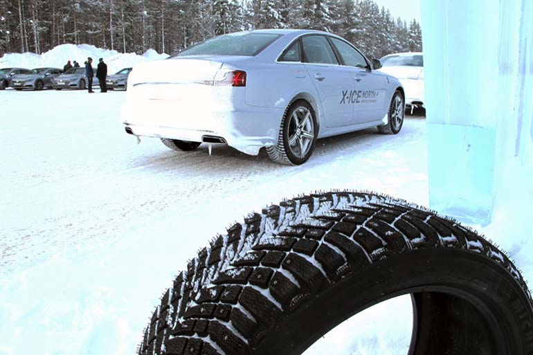 Etuvetoisessa Audi A6:ssa Michelin X-Ice North 4 puri hyvin kiihdytyksissä ja jarrutuksissa mutta pujotteluradalla Audi käyttäytyi Nokian Hakkapeliitta 9 -renkailla notkeammin.