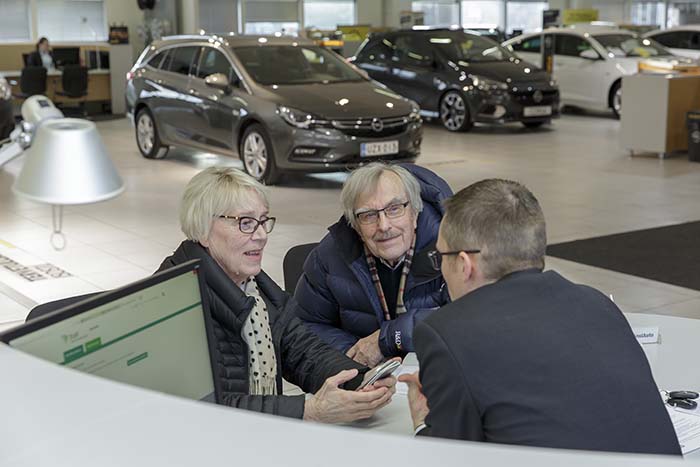 Helena Löfström osti uuden vuoden 2018 mallia olevan Opel Astran joulukuussa. Ville Hakanen luovutti auton hänelle tammikuun alussa. Opelin maahantuojalla ja jälleenmyyjillä on jatkuvasti autoja varastossa, matkalla, tuotannossa ja tilattuna. Näistä eri toimitusvaiheista asiakas ja myyjä löytävät yhdessä usein sopivan auton nopeammin kuin jos se laitettaisiin tehdastilaukseen.