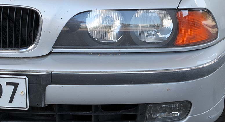 BMW:n ilme kirkastui selvästi umpioiden käsittelyn ansiosta, vaikka valot olivat kelvolliset ennen käsittelyä.