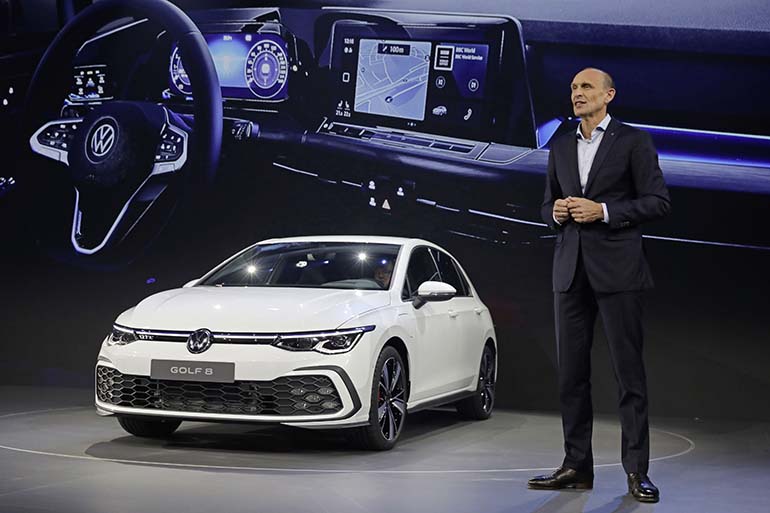 Volkswagenin henkilöautobrändin johtaja Ralf Brandstätter esitteli uuden Golfin maailmanensi-illan yleisölle.