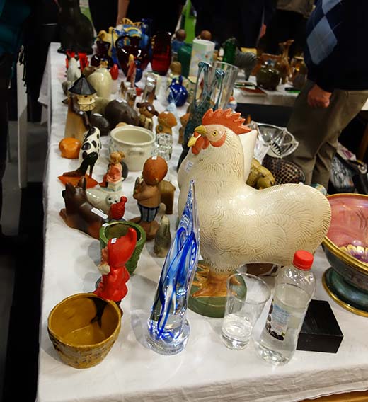 Tyypillistä kirpputoripöydän tavaraa Tukholmasta. Naapurimaan kirpputoreilla ja pihakirppiksissä on usein tarjolla suomalaisiakin esineitä – erityisesti Arabiaa ja lasia.