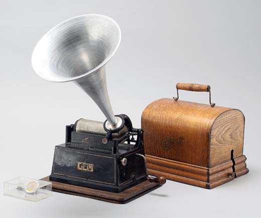 Huutokaupoissa on melko usein myynnissä nostalgisia musiikki-instrumentteja, ja niitä ostetaan paljon koriste-esineiksi. Tämä 1800/1900-lukujen vaihteesta peräisin oleva musiikin toistolaite oli juuri myynnissä Bukowskis Marketin nettihuutokaupassa. Kysymyksessä on Edisonin fonografi pituudeltaan 25 cm, leveydeltään 19 cm ja korkeudeltaan 20 cm. Soittimen pinnassa oli jonkin verran vaurioita. Toisin kuin markkinoilla voittoisammiksi osoittautuneissa gramofoneissa, tässä Edisonin soittimessa ääni on taltioitu sylinterimäisiin ”levyihin”. Soittimen lähtöhinta oli 300 euroa, mutta tätä kirjoitettaessa korkein tarjous oli siitä vain noin puolet. Kuva Bukowskis Market