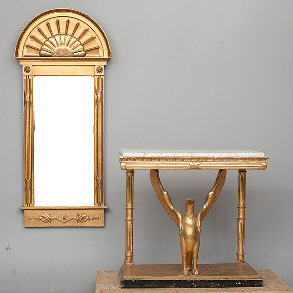 Konsoli ja marmorikantinen peilipöytä 1800-luvun alusta. Kuva: Bukowskis