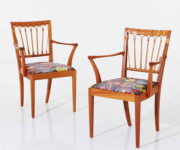 Josef Frankin suunnittelemat käsinojalliset tuolit ovat rottinkia ja puuta. Lähtöhinta tuoliparilla oli noin 890 euroa ja vasarahinta noin 1 570 euroa. Kuva: Stockholms Auktionverk