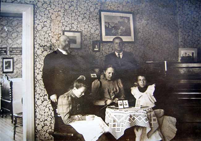 Kjäldströmin perhe kuvattuna Porvoossa Kappalaisen talossa.