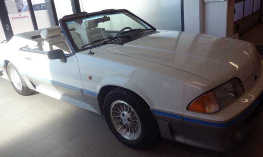 Helanderin toukokuun huutokaupassa myytiin yhtenä erikoisuutena kaksiovinen, automaattivaihteinen Ford Mustang vuodelta 1989. Autolla on ajettu varsin vähän - mittarilukema on vain vajaat 38 000 km. Se myytiin pohjahintaan eli 11 000 eurolla, jonka päälle tuli huutomaksuja noin 20 prosenttia. Kuva Helander