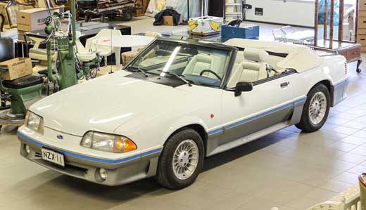 Helanderin seuraavassa huutokaupassa 14.–15.5. on myynnissä varsin poikkeuksellisesti myös auto, kaksiovinen, automaattivaihteinen Ford Mustang vuodelta 1989. Auto on katsastettu, ja mittarilukema on vain 37 915 km. Sen pohjahinta on 11 000 euroa.
