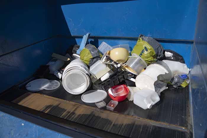 Oriveden jäteaseman muovijätepuristimen lavalla on sekaisin pakkausjätteitä ja astioita. Tavalliseen muovinkeräykseen saa laittaa pakasterasioita ja vastaavia askeja sisäkkäin vain, jos ne ovat tarkasti samaa tuotetta. Kuva: Jyrki Luukkonen