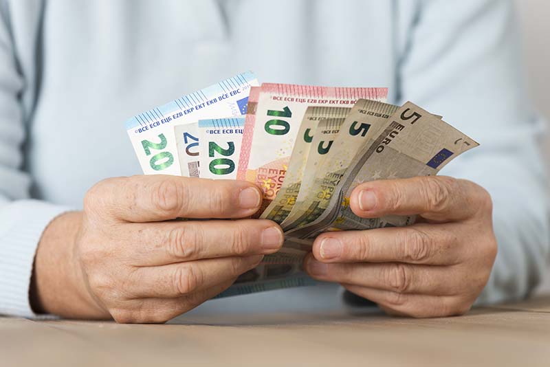Seniorin pankkipalvelut – mistä käteistä, miten maksaa laskut?