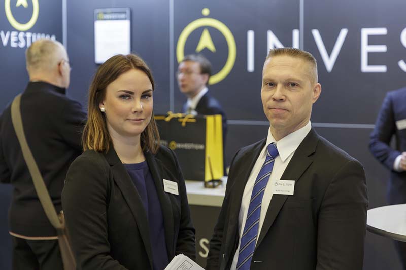 Myyntisihteeri Anna Jansson ja Senior Advisor Antti Hemminki esittelevät tapahtumassa Investiumin palveluita.