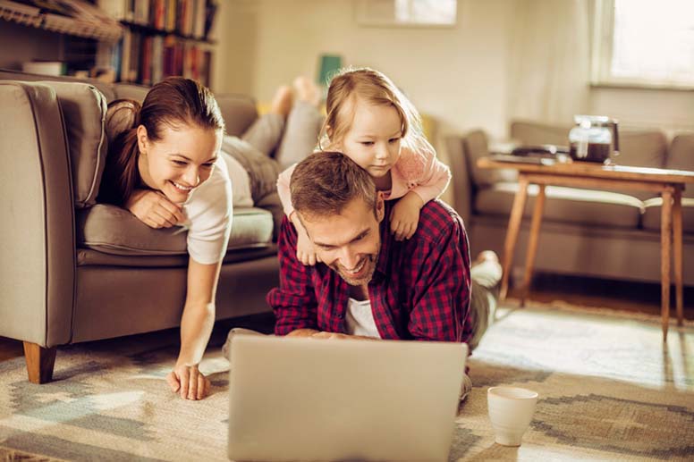 Perhe tutkii yhdessä tietokonetta