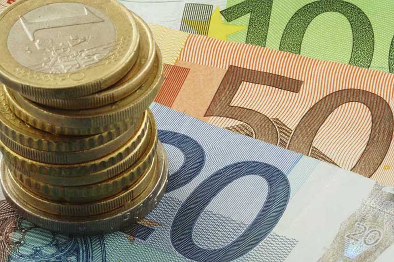 Eurokolikkotorni ja kolme euroseteliä