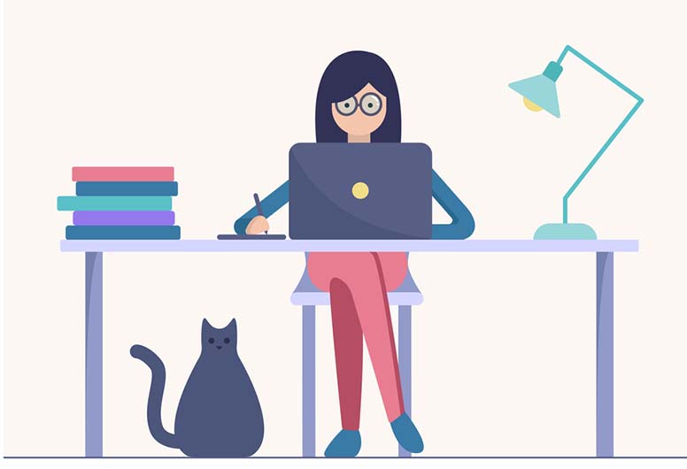 Naine, kissa, tietokone ja työpöytä