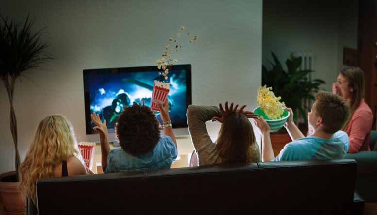 Perhe katselee televisiota