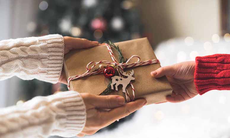 Joulupaketissa ikävä yllätys – saako epämieluisan lahjan aina vaihtaa tai palauttaa?