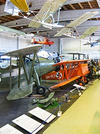 Ilmailumuseon näyttelyhallissa katsoja sukeltaa suomalaisen ilmailun historiaan. Kuva Suomen ilmailumuseo