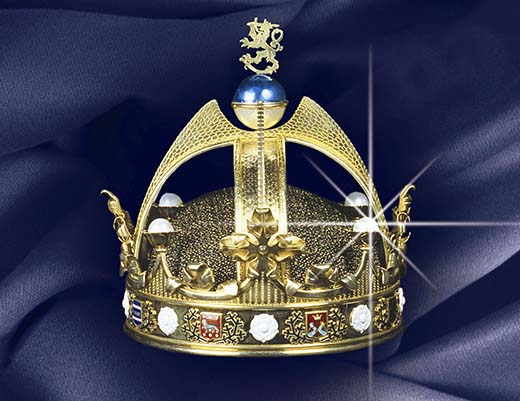 Suomen kuninkaan kruunu on kullattua hopeaa. Siinä on kuorikko- ja jaloserpentiinihelmiä ja emalia. Kuva Visitkemi