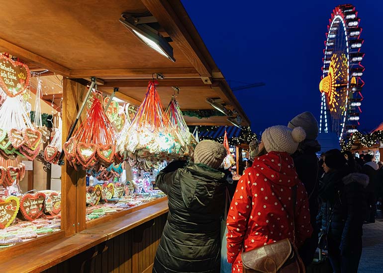 Berliiniläisellä joulutorilla siemaillaan hehkuviiniä  ja maistellaan piparkakkuja. Kuva: iStockphoto.com
