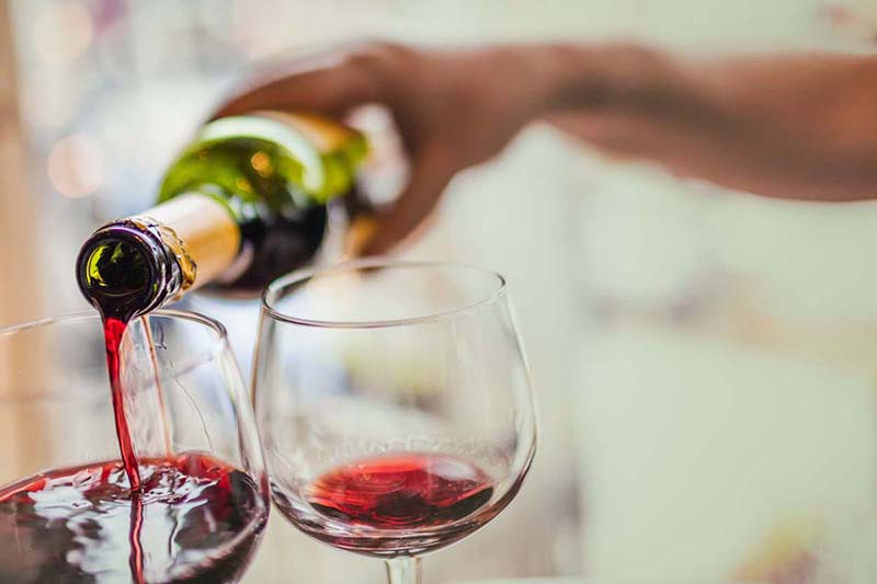 Alkoholiveroon luvassa kiristyksiä –  viinit kallistuvat eniten