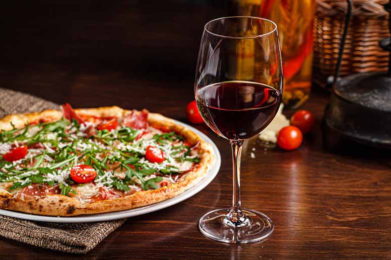Miniloma italialaisittain kotona tai ravintolassa – pastaa, pizzaa ja saapasmaan viinejä