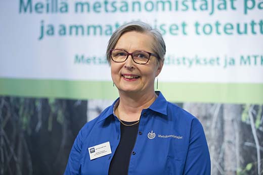 ”Kävijät kyselevät hakkuista ja myös verovähennykset kiinnostavat”, Heli Mutkala-Kähkönen sanoo. Kuva: Patrik Lindström