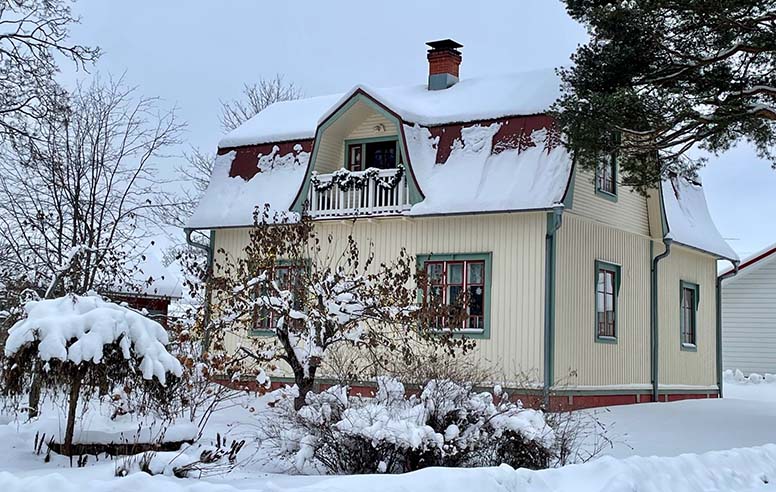 Vaalea omakotitalo lumisessa maisemassa, Seinäjoki
