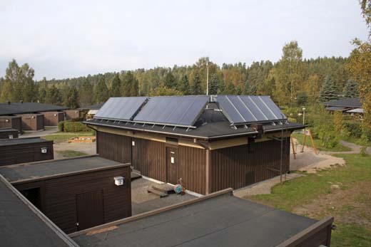 Kangasalainen rivitaloyhtiö hankki maalämmön täydentämän aurinkolämpöjärjestelmän vuonna 2014. Hinta oli 19 800 e. Järjestelmä tuotti 17,2 MWh vuonna 2015. Tuotantohinnaksi arvioidaan todella edullinen 38 €/MWh 25 vuoden käyttöiän mukaan laskettuna (vrt. öljy 110e/MWh). Paras hyöty saadaan lämpimän käyttöveden tuotannossa. Aurinkolämpö parantaa maalämmön hyötysuhdetta ja pidentää maalämpöpumpun käyttöikää. Kuva: Jarno Kuokkanen Aurinkolämpöjärjestelmä Kangasalla Kuva Jarno Kuokkanen