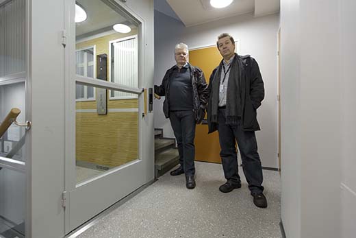 Helsingin Oulunkylässä Siltavoudintiellä asukkaiden käytössä on upouusi hissi. Käyttöä kokeilevat hallituksen puheenjohtaja Rauno Parkkila (vas.) ja Helsingin kaupungin hissiasiamies Simo Merilä. Kuva Patrik Lindström