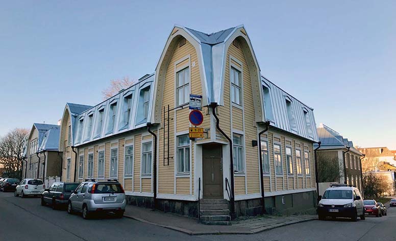 Keltaine  puutalo Vallilassa marraskuussa