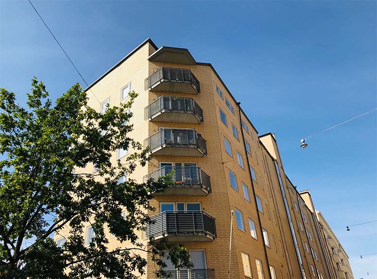 Kerrostalo Kalliossa