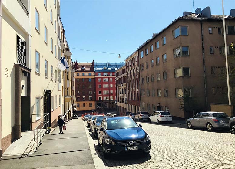 Kerrostaloja ja autoja Töölössä