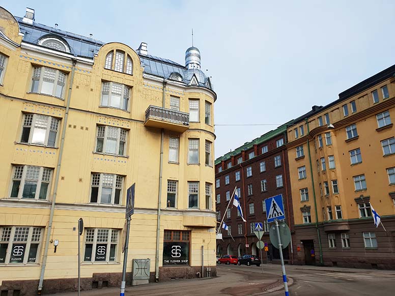 Kaksi kerrostaloa Helsingin keskustassa