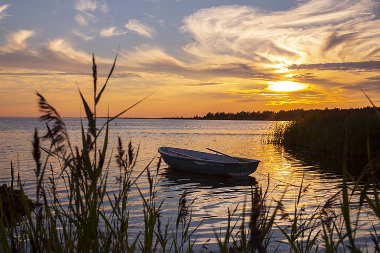 Auringonlasku järvenrannalla