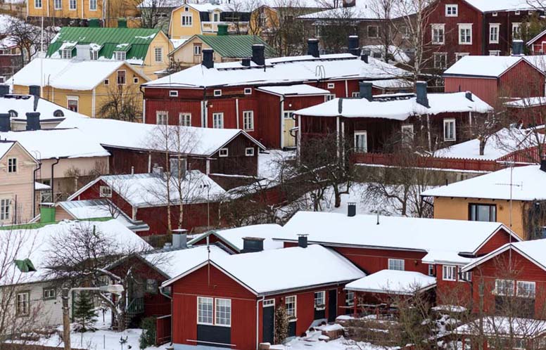 Porvoolaisten talojen katolla on lunta