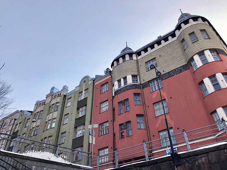 Värikkäitä kerrostaloja Helsingissä