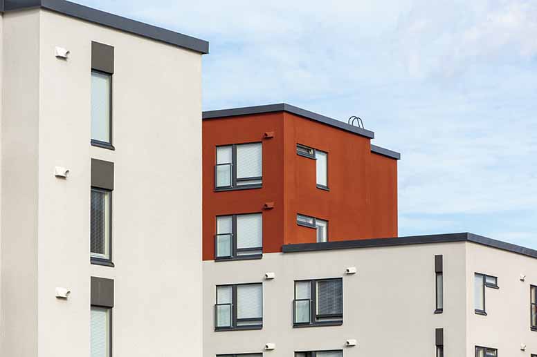 Harmaa ja punainen kerrostalo