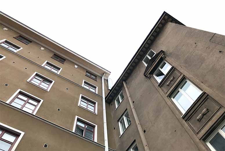 Ruskeita kerrostaloja Helsinginkadulla Sörnäisissä