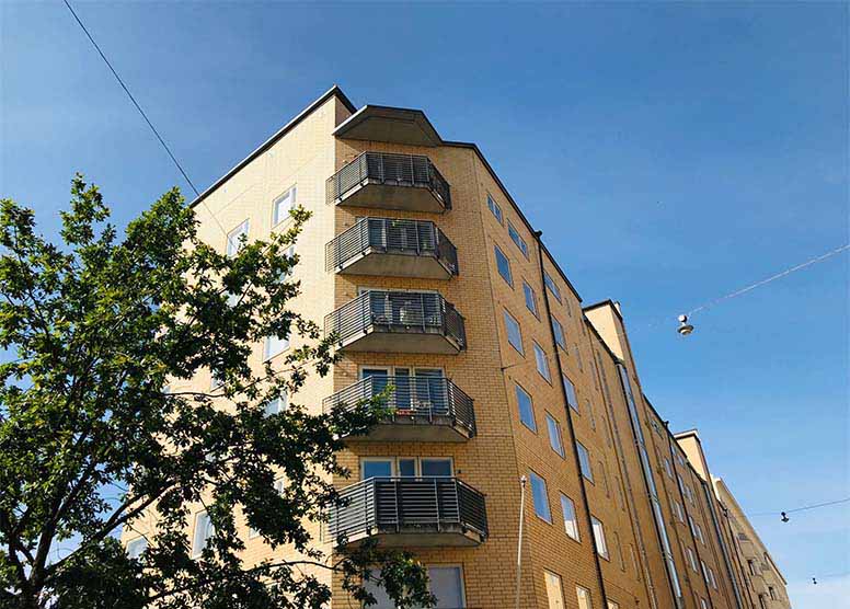 Kerrostalo ja puu Helsingin Kalliossa