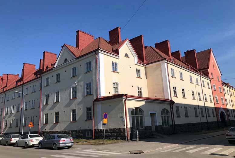 Kerrostaloja Vallilassa Helsingissä keväällä