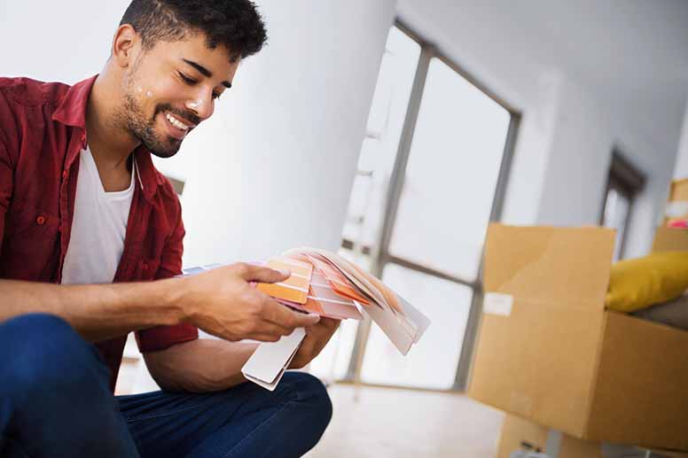 Nuori mies muuttaa omaan kotiin