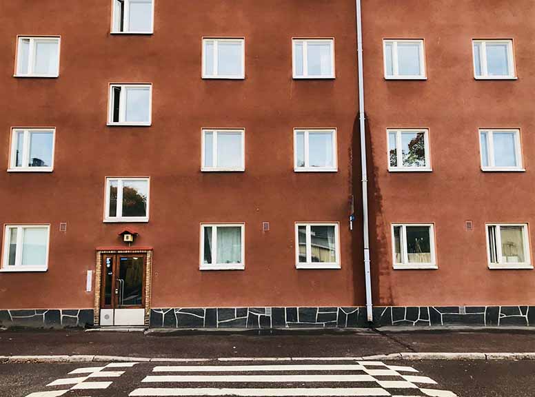 Oranssi kerrostalo Helsingin Vallilassa