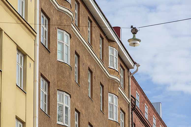 Ruskea kerrostalo helsingissä